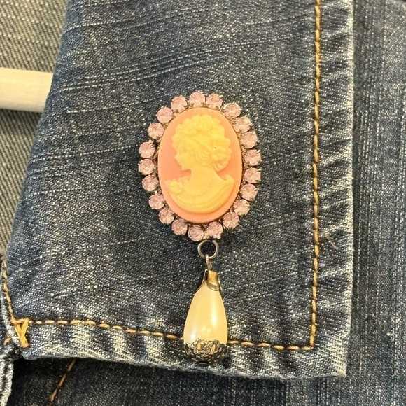 Vintage Cameo Brooch Pin with Sparkling Pink Rhinestones - Picture 2 of 9